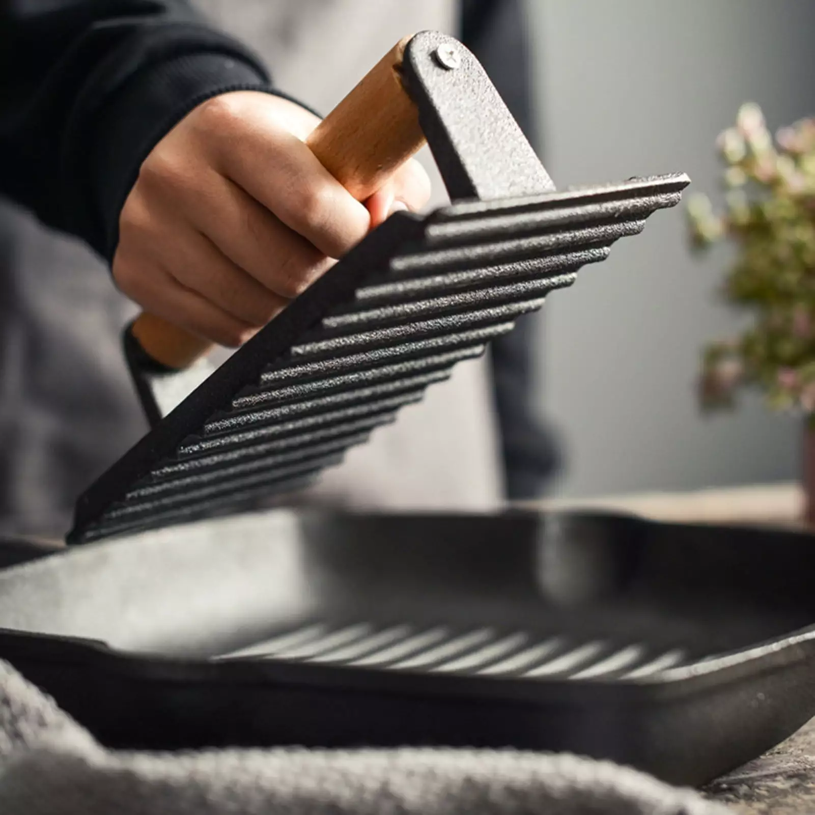 YAOMOBB Food Grade Cast Iron Burger Press Ergonomic Handle Even Heat Transfer Cooking